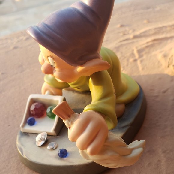 Walt Disney Classics Collection Dopey "We Pick Up Everything In Sight" -Retired - Picture 4 of 11